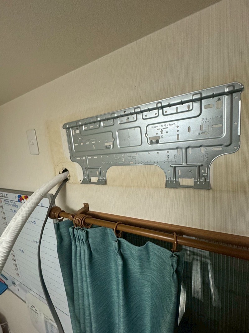 取付板の設置作業中